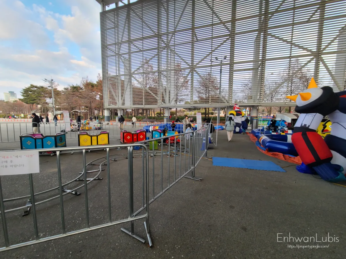 미니-놀이기구-꼬마열차-에어바운스로-꾸며진