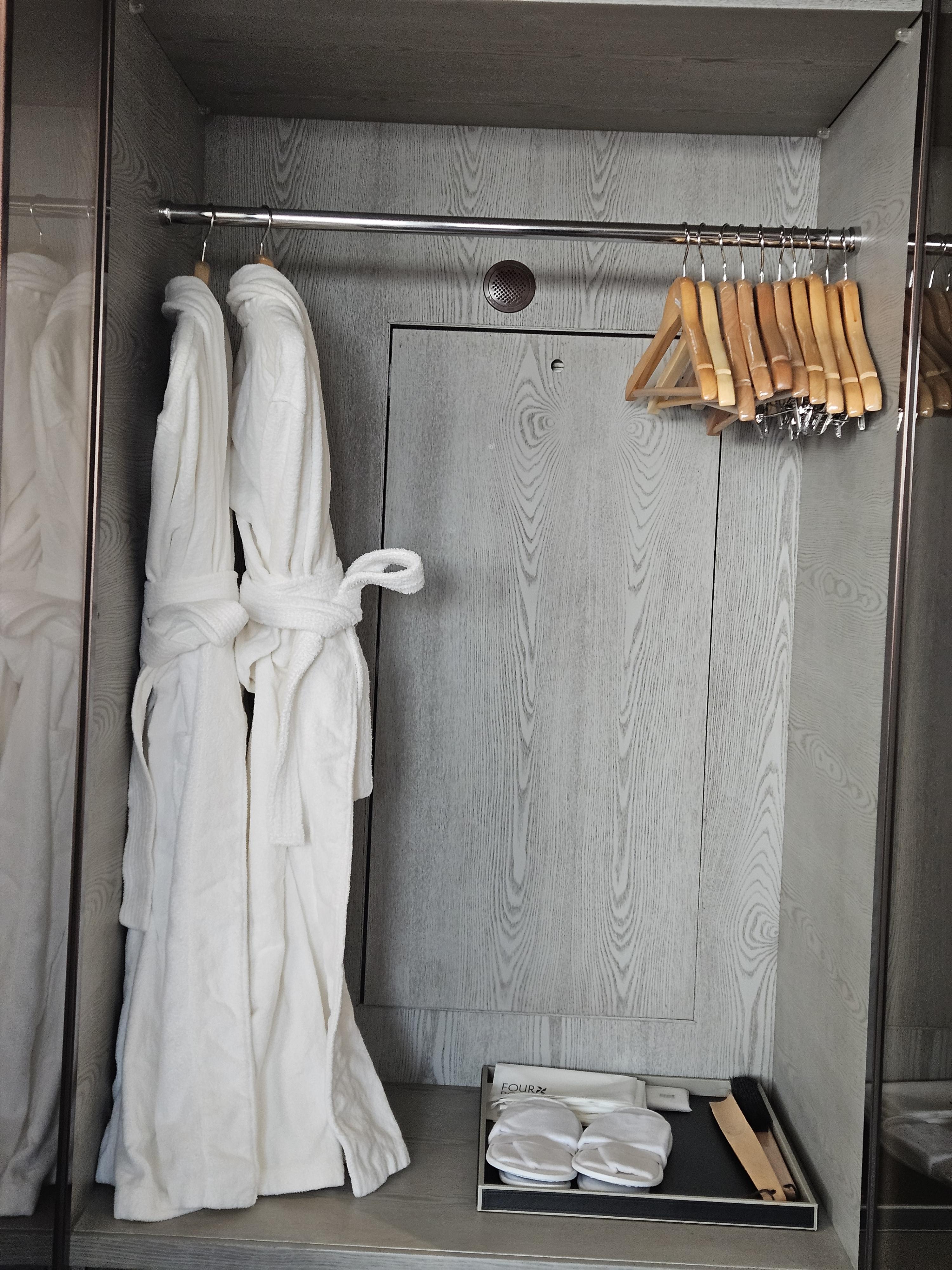 준비된 가운과 슬리퍼