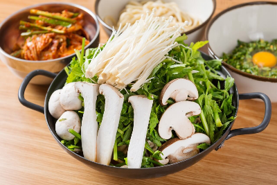 야채와 버섯이 들어간 냄비