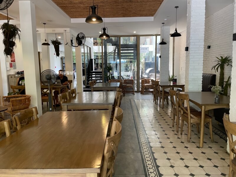 나트랑 바베큐 맛집 리빈콜렉티브 LIVIN - 내부