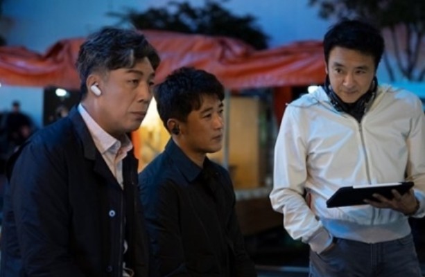 감독과 배우들이 합을 맞추는 모습