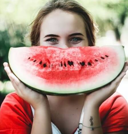 수박-들고있는-여자