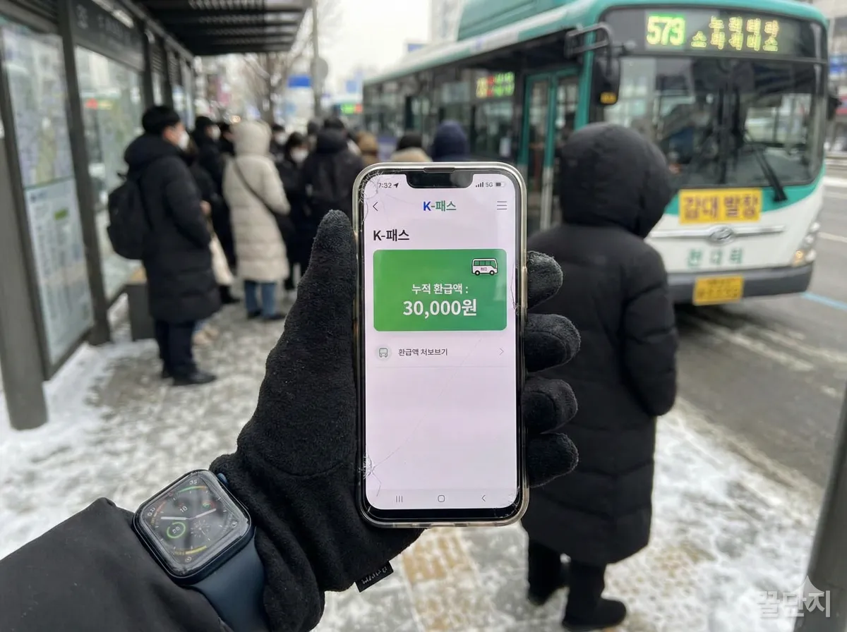 K-ํจ์ค ์ฑ ํ๋ฉด์ ์ ๋ฆฝ๋ ํ๊ธ๊ธ์ด ํ์๋ ์ค๋งํธํฐ์ ๋ค๊ณ ์๋ ๋ชจ์ต