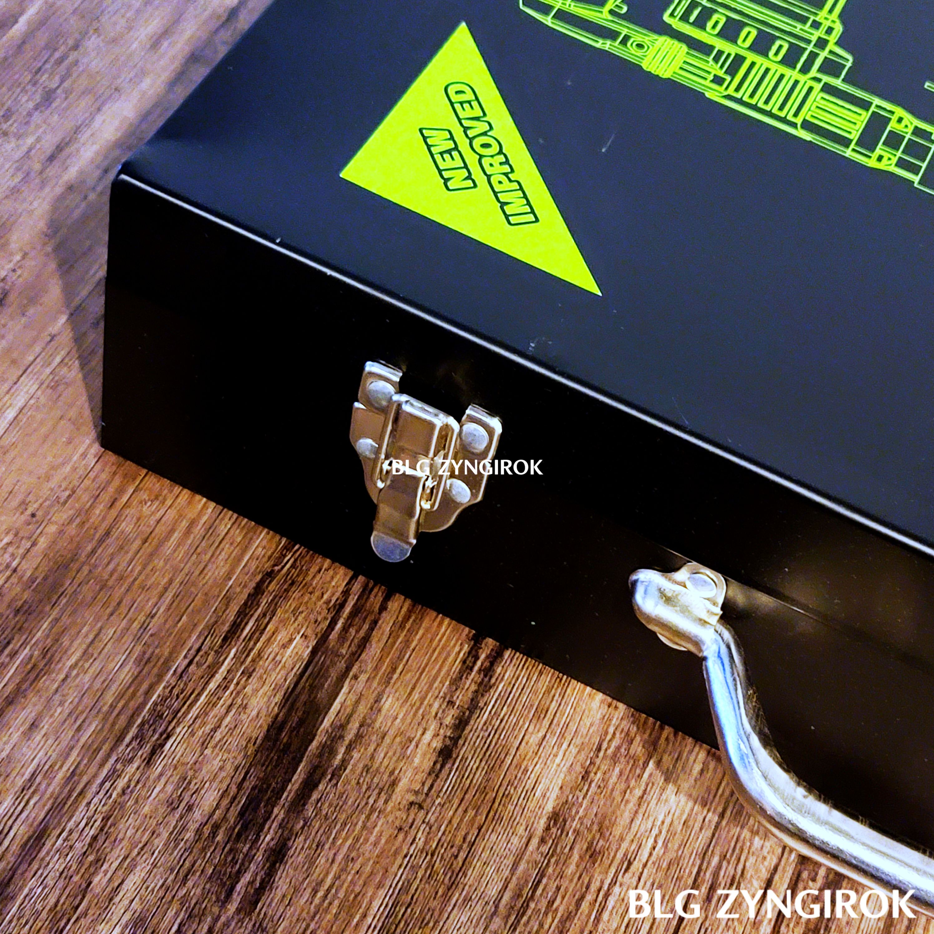 엑스코트 파괴 해머 케이스 왼쪽 잠금장치 모습이다.