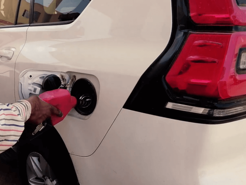 주유소-기름넣는사람