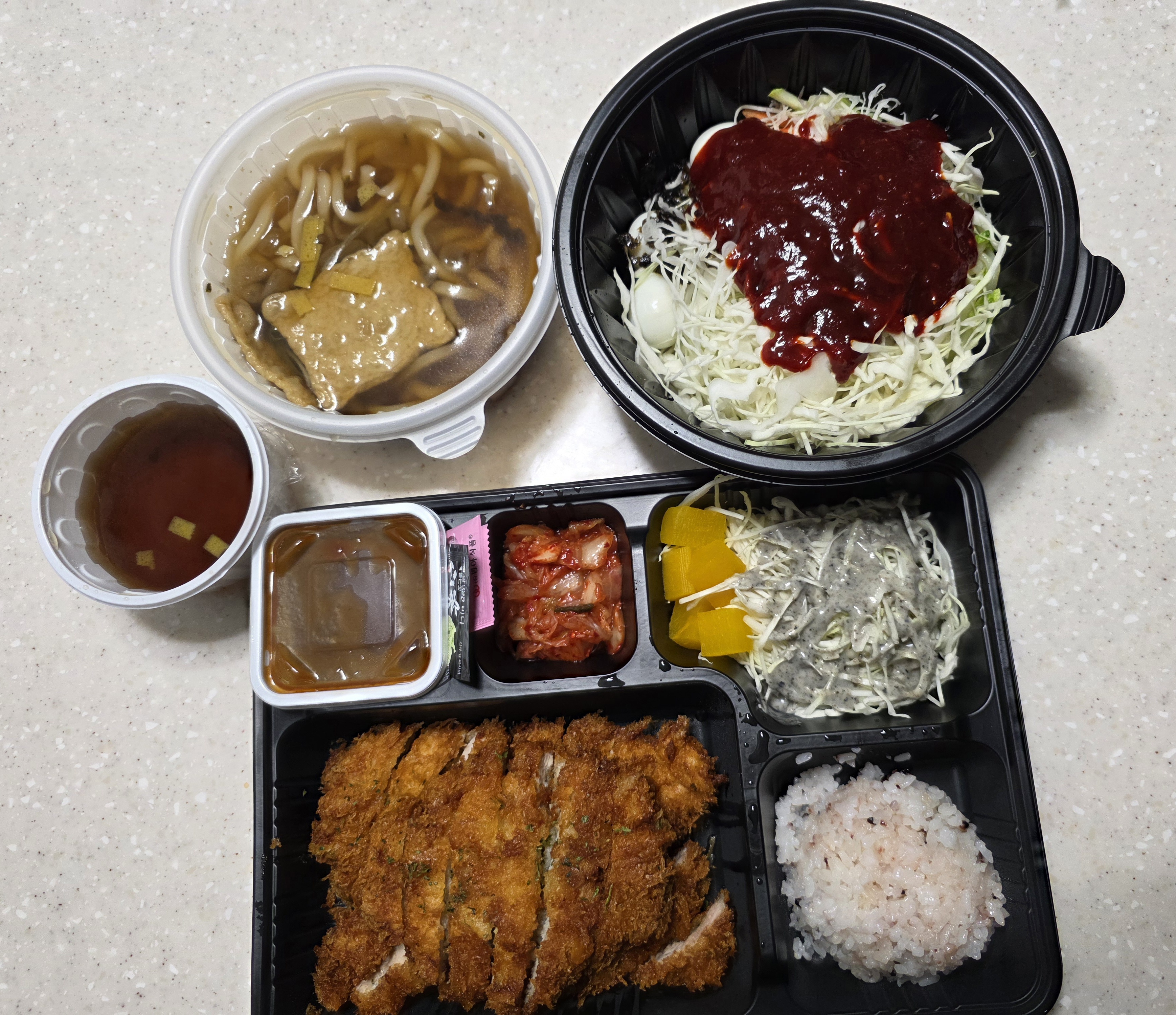 돈까스와 밥, 곁들임 반찬, 국물이 함께 놓인 식사 상차림