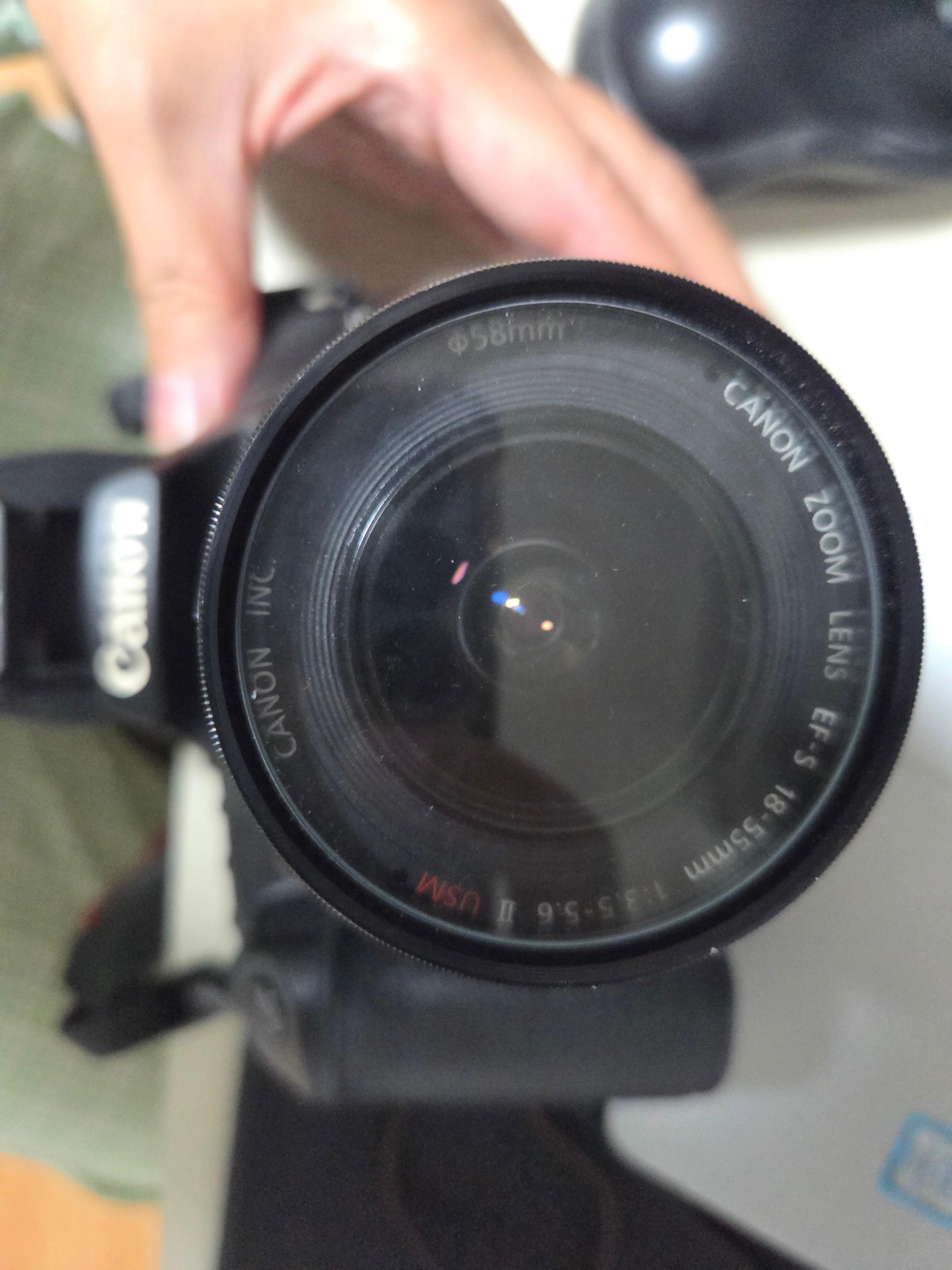 디지털카메라가 미러리스 시대로 접어들면서 촬영 과정은 놀라울 정도로 정숙하고 매끄러워졌습니다. 전자식 셔터는 소리 없이 이미지를 박제하고, 라이브 뷰는 촬영되는 순간에도 피사체를 놓치지 않게 돕습니다. 하지만 최근 Canon EOS 30D를 다시 손에 쥐고 셔터를 누르는 순간, 저는 잊고 있었던 촬영의 물리적 쾌감을 온몸으로 느낄 수 있었습니다. 30D는 셔터가 눌리는 순간을 결코 숨기지 않습니다. 손끝으로 전달되는 미러의 묵직한 반동과 귀를 자극하는 선명한 셔터음은 촬영자가 지금 이 순간 사진을 찍고 있다는 사실을 가장 원초적인 방식으로 일깨워줍니다. 이번 글에서는 EOS 30D의 미러 구조와 셔터 메커니즘이 촬영자의 감각과 결과물에 어떤 영향을 미치는지 실제 사용 경험을 중심으로 깊이 있게 기록해 보고자 합니다.
손끝과 귀로 전해지는 미러 업다운의 정직한 리듬
EOS 30D의 셔터 버튼을 누르면 가장 먼저 다가오는 것은 미러가 올라갔다 내려오는 일정한 리듬입니다. 이 미러의 구조는 매우 정직하다는 인상을 줍니다. 최신 DSLR 기종들이 소음을 줄이거나 진동을 억제하기 위해 동작을 부드럽게 다듬었다면 30D는 미러의 움직임을 있는 그대로 촬영자에게 전달합니다. 미러가 빠르게 상승하며 빛의 경로를 차단하고 다시 제자리로 돌아오며 뷰파인더를 밝히는 그 짧은 과정이 명확한 물리적 사건으로 인식됩니다.
이러한 특성은 촬영자가 카메라와 일체화되는 경험을 선사합니다. 820만 화소라는 당시의 데이터를 기록하기 위해 기계가 얼마나 치열하게 움직이고 있는지를 몸소 느끼게 되는 것입니다. 실제로 촬영 현장에서 마주한 30D의 셔터음은 단순히 소리가 아니라 촬영자가 장면과 교감하는 가장 직접적인 언어와도 같았습니다. 기계적 장치가 유기적으로 맞물려 돌아가는 소리는 촬영자로 하여금 한 컷의 기록이 결코 가벼운 행위가 아님을 깨닫게 만듭니다.
미러 쇼크가 일깨워주는 촬영자의 겸손함과 자세
저속 셔터를 활용한 촬영에서 30D의 미러 쇼크는 촬영자에게 고도의 집중력을 요구합니다. 셔터 속도가 느려질수록 미러가 상승할 때 발생하는 미세한 진동이 820만 화소의 센서에 그대로 기록될 수 있기 때문입니다. 하지만 저는 이 진동을 제거해야 할 결함이 아니라 촬영자의 자세를 교정해 주는 긍정적인 제약으로 받아들였습니다. 미러의 반동을 억제하기 위해 스스로 호흡을 가다듬고 카메라를 쥔 손목에 힘을 주며 자세를 안정시키는 과정은 사진가로서의 기초 체력을 기르는 소중한 훈련이 됩니다.
30D는 미러 쇼크를 감추려 애쓰지 않는 대신 촬영자의 대응을 요구합니다. 필요한 순간에는 미러 락업 기능을 활용하거나 삼각대를 선택하게 만드는 이 과정은 촬영을 더욱 신중하고 계획적으로 만듭니다. 기술이 모든 흔들림을 보정해 주는 현대의 환경에서는 결코 느낄 수 없는 이 긴장감은 사진 한 장에 담긴 정성의 밀도를 높여줍니다. 결과물이 흔들리지 않게 하려는 촬영자의 노력이 사진 뒤에 숨겨진 보이지 않는 층위가 되어 작품의 가치를 더해주는 셈입니다.
셔터 메커니즘의 명확한 피드백이 주는 촬영의 확신
EOS 30D의 셔터 메커니즘은 매우 뛰어난 반응성과 명확한 피드백을 자랑합니다. 반셔터를 누르고 초점이 맞은 뒤 셔터를 끝까지 깊게 누를 때의 그 느낌은 마치 총의 방아쇠를 당길 때처럼 단호하고 명쾌합니다. 촬영이 끝났다는 신호가 청각과 촉각으로 즉각 전달되기 때문에 촬영자는 자신의 의도가 센서에 완벽히 기록되었음을 확신할 수 있습니다. 이러한 반응성은 연속 촬영 상황에서도 일관되게 유지되며 다음 동작을 준비하는 기계의 호흡을 손끝으로 자연스럽게 인지하게 합니다.
자동 기능이 모든 것을 매끄럽게 처리해버리는 시대에서 30D가 선사하는 이 명확한 반응은 촬영자에게 도구를 완벽히 통제하고 있다는 효능감을 줍니다. 셔터가 열리고 닫히는 그 짧은 찰나의 시간은 촬영자와 피사체 사이의 공적인 대화가 마무리되는 지점입니다. 820만 화소라는 제한된 데이터를 가장 확실하게 잡아내기 위해 최선을 다하는 기계의 진심이 셔터 릴리즈의 감각 속에 고스란히 녹아 있습니다.
뷰파인더 블랙아웃이 부여하는 찰나의 명상과 단절
셔터를 누르는 순간 뷰파인더가 잠시 어두워지는 블랙아웃 현상은 DSLR 미러 구조의 숙명과도 같습니다. 하지만 30D에서의 이 짧은 어둠은 저에게 촬영의 타이밍을 명확하게 구분해 주는 특별한 장치로 다가왔습니다. 장면을 관찰하던 시각이 잠시 차단되고 촬영이 이루어지는 그 찰나의 단절은 촬영자로 하여금 자신이 포착한 순간을 머릿속으로 되새기게 만듭니다. 장면을 보는 시간과 기록하는 순간이 물리적으로 분리되면서 촬영의 리듬감은 더욱 선명해집니다.
이 짧은 어둠의 시간은 사진가에게 다음 장면을 준비하는 명상의 시간과도 같습니다. 결과를 즉시 확인하려 들기보다 뷰파인더가 다시 밝아지기를 기다리며 자신의 선택을 음미하게 되는 것입니다. 최신 미러리스 카메라의 블랙아웃 프리 기능이 효율적일지는 몰라도 30D가 주는 이 명확한 끊어침의 미학은 촬영자가 시간의 흐름을 주체적으로 인지하게 만드는 강력한 힘이 있습니다. 어둠 뒤에 다시 밝아지는 뷰파인더를 통해 새로운 장면을 찾아 나서는 과정은 마치 한 편의 짧은 영화를 연달아 찍는 듯한 즐거움을 줍니다.
최신 기술과 차별화되는 기계적 DSLR의 본질적 가치
미러리스 구조가 대세인 지금의 시각에서 30D의 미러와 셔터 구조는 분명히 투박하고 시끄럽게 느껴질 수 있습니다. 하지만 촬영 과정이 너무나 매끄러워져서 오히려 무미건조해진 최신 기기들과 달리 30D는 촬영 순간의 모든 물리적 사건을 촬영자에게 가감 없이 전달합니다. 기계적인 진동과 소리가 사진 경험의 핵심이 되는 이 역설적인 가치는 30D를 단순한 도구가 아닌 하나의 인격체처럼 느껴지게 만듭니다.
820만 화소라는 담백한 결과물을 얻기 위해 거쳐야 하는 이 수고로운 기계적 동작들은 사진을 찍는 행위의 숭고함을 다시금 일깨워 줍니다. 도구가 모든 판단을 가로채지 않고 촬영자가 기계의 움직임에 자신의 호흡을 맞추어야 하는 이 환경은 우리에게 도구를 다루는 겸손함을 가르쳐 줍니다. 기술의 종착역이 인간의 감각을 대신하는 방향으로 흐르고 있지만 30D는 여전히 촬영의 본질이 사람과 기계 사이의 정직한 교감에 있음을 셔터 메커니즘을 통해 증명하고 있습니다.
마치며
Canon EOS 30D의 미러 구조와 셔터 메커니즘을 다시 체감하며 이 카메라가 왜 여전히 많은 사진가들에게 기계식 DSLR의 상징으로 기억되는지 명확히 이해할 수 있었습니다. 셔터를 누를 때마다 전해지는 진동과 소리 그리고 짧은 블랙아웃은 사진을 찍는다는 것이 단순히 디지털 데이터를 생성하는 행위가 아니라 자신의 의지를 물리적 현상으로 치환하는 숭고한 과정임을 알려줍니다.
편리함이 지배하는 이 시대에 30D가 선사하는 셔터의 묵직한 울림은 마음속에 고요한 파동을 일으킵니다. 기술이 우리를 대신해 모든 것을 해결해 줄수록 우리는 도구를 다루는 원초적인 기쁨을 조금씩 잃어버리고 있는지도 모릅니다. 그런 의미에서 30D와 함께하는 촬영은 잃어버린 기계적 감성을 되찾는 여정이자 자신의 시각을 더욱 예리하게 다듬는 수행의 시간입니다. 오래된 셔터 유닛이 내뱉는 그 정직한 소리는 앞으로 제가 마주할 수많은 순간들을 더욱 신중하고 아름답게 기록하는 나침반이 될 것입니다. 820만 화소라는 숫자에 담긴 진심은 이 정교한 메커니즘의 울림을 통해 비로소 완결됩니다.