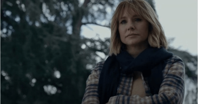 팔짱을 끼고 있는 여성의 모습