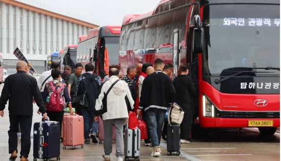 올해 우리나라를 찾은 외국인 관광객들이 국내 병원과 약국에서 1조4000억원 이상(신용카드 결제 기준)을 쓴 것으로 나타났다.