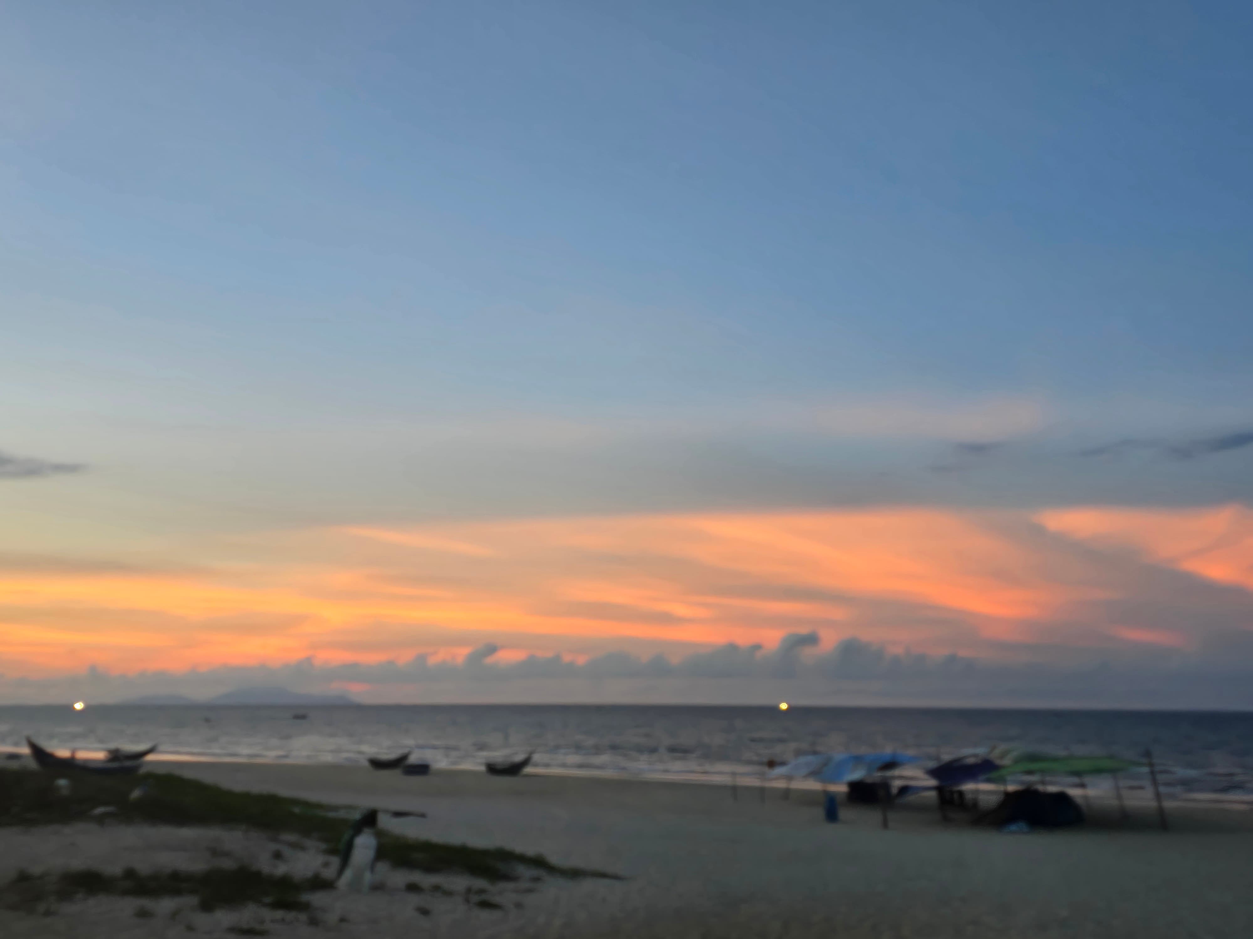 붉은 노을빛이 바다에 스며드는 다낭 해변