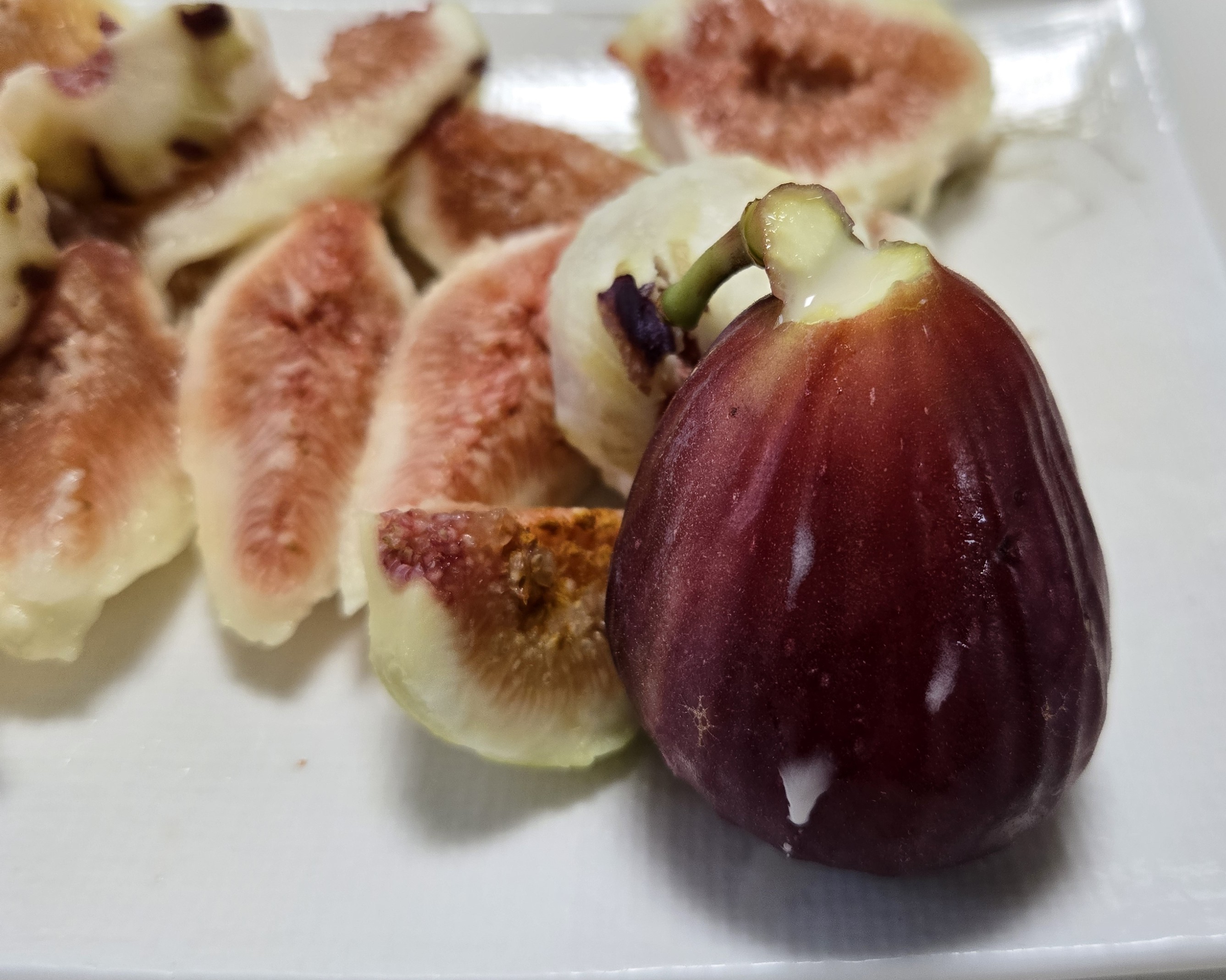 무화과 꼭지에서 나오는 하얀 진액 라텍스와 잘 익은 무화과의 과육