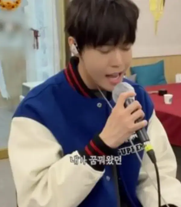 가수-도영-사진