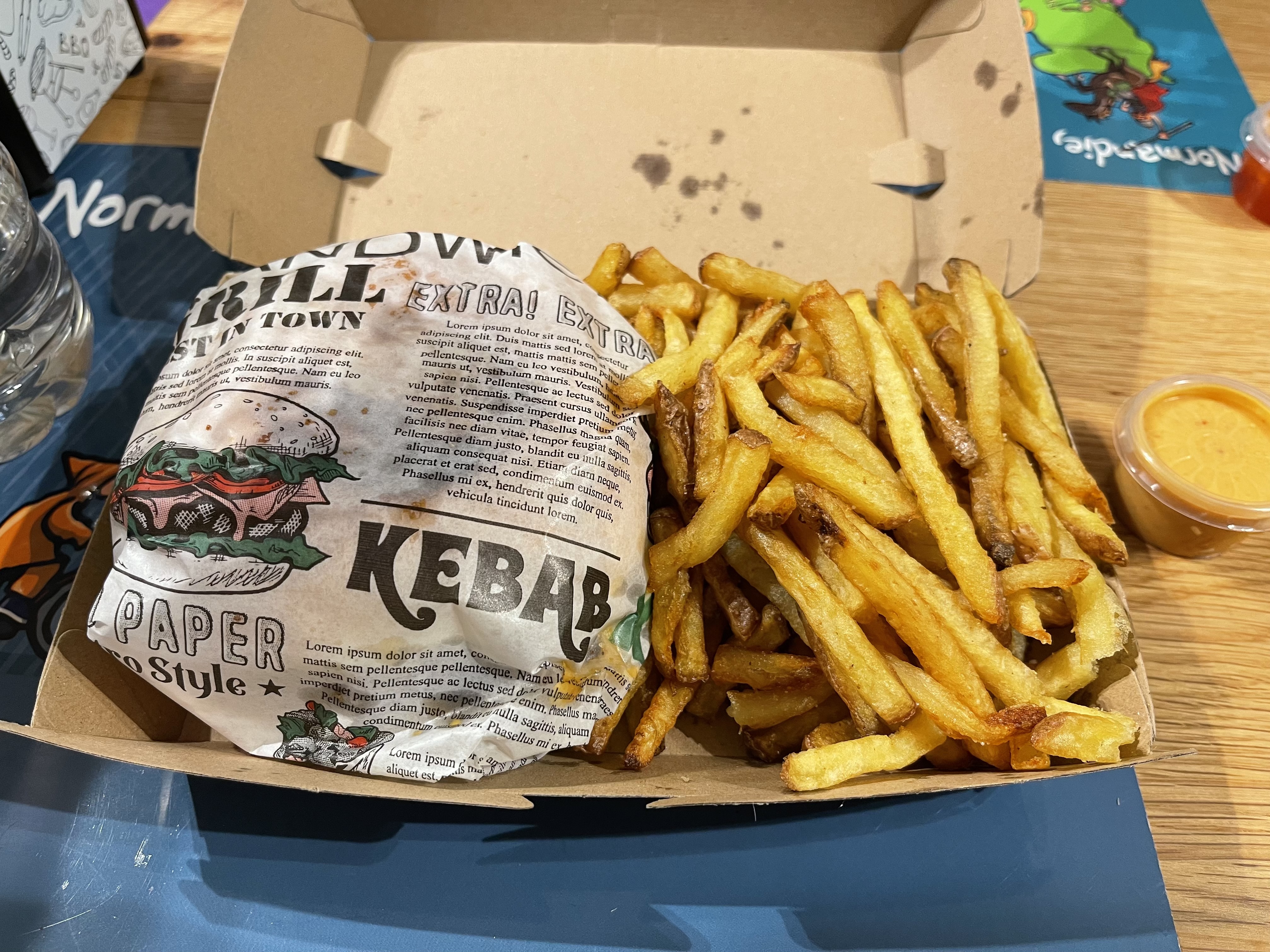 숙소 근처 버거집에서 사온 버거