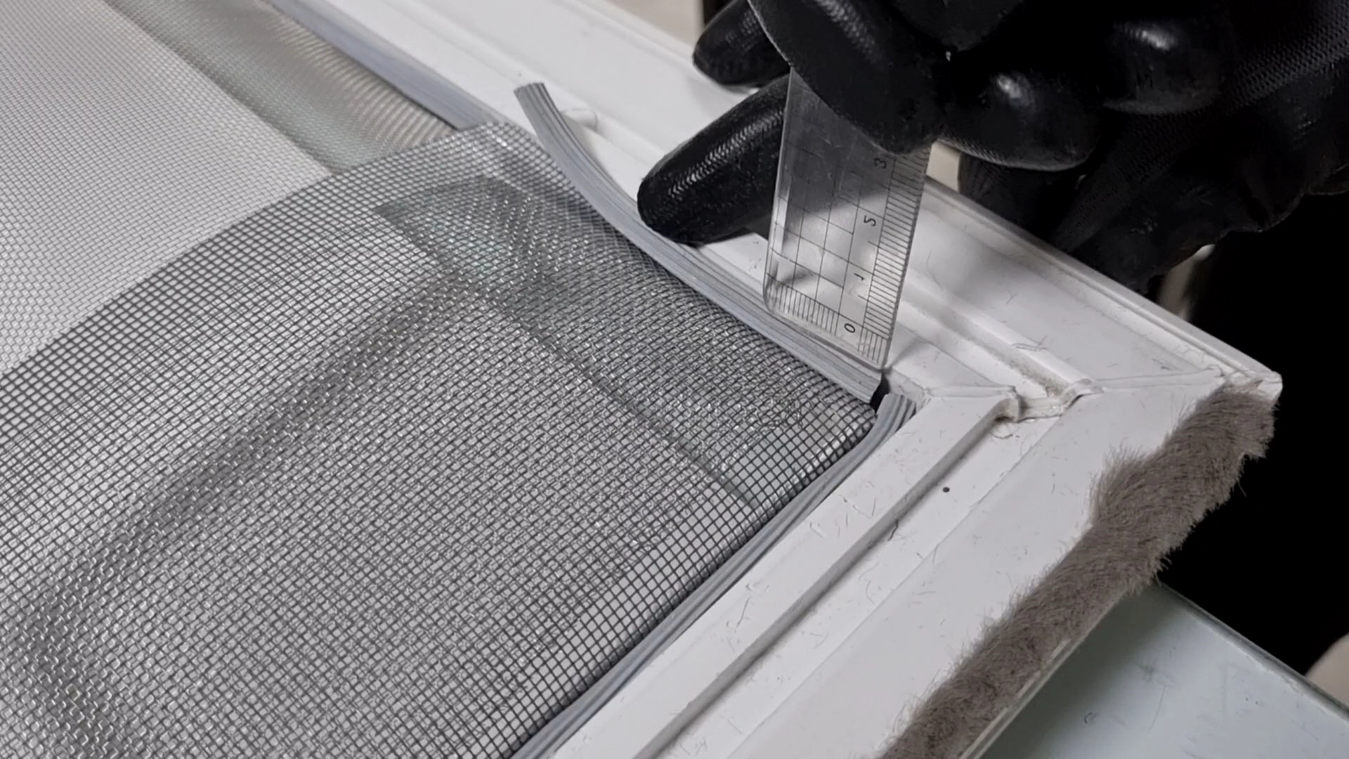 방충망 브래킷 끼우는 모습