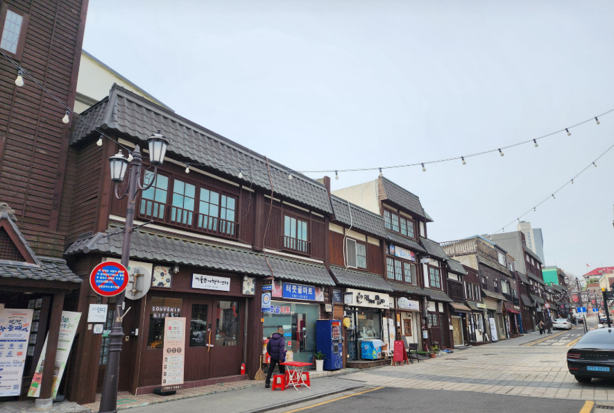 인천 개항장거리 근대 건물과 도로 풍경