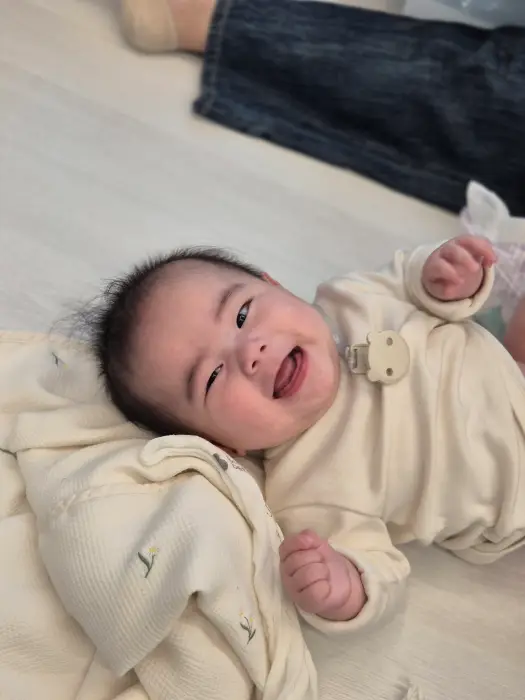 엄마와 누워서 노는 아기