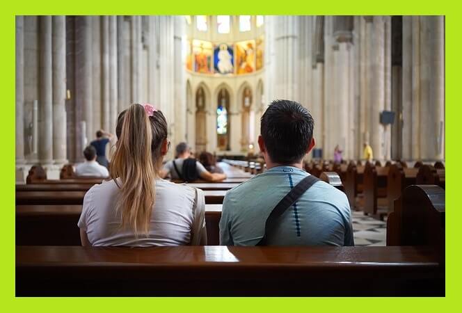 추도-예배-참석한-남녀-뒷모습