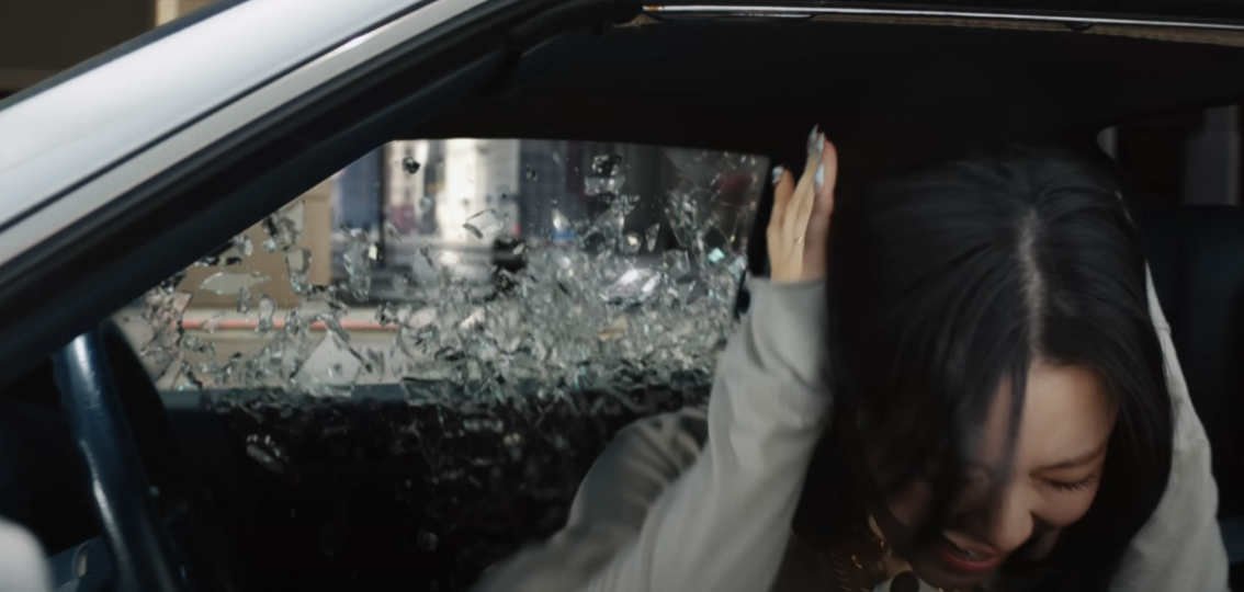 깨진 차유리에 놀라는 정연의 모습