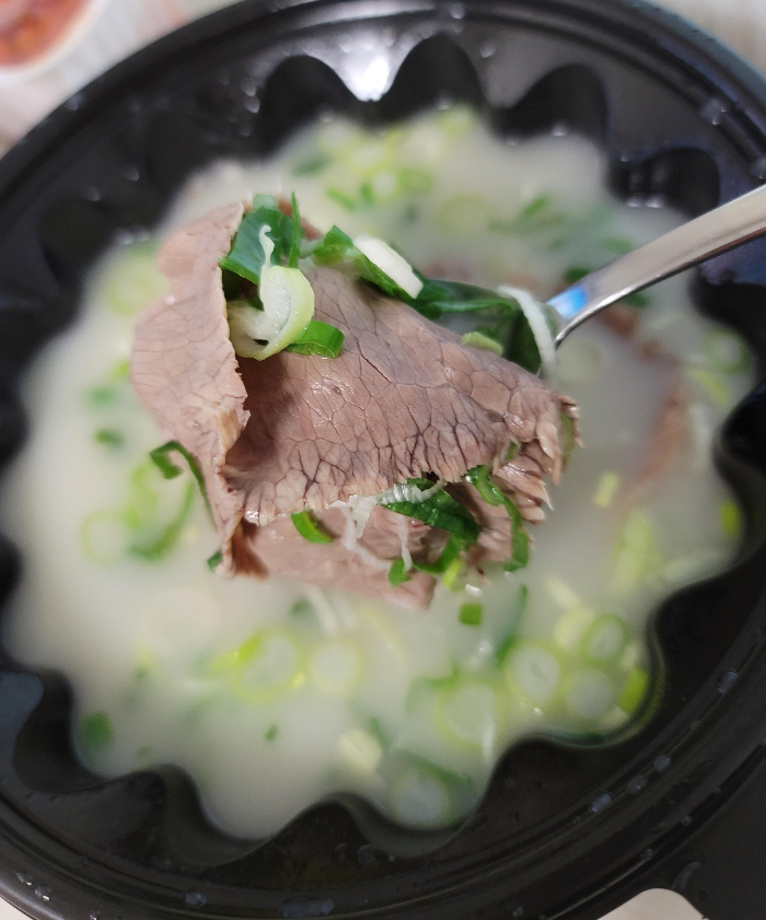 푸짐한 고기가 들어 있는 설렁탕