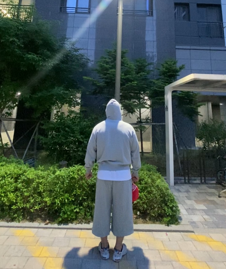 데일리룩('26. 5. 10.)맥우드건 MGGN 레드 캠프캡, 토피 스웻 집업 후드티, 무신사스탠다드 와이드 버뮤다 팬츠, 아식스 젤 카야노 5 OG / 1021A189-100