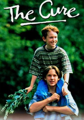 영화 굿바이 마이 프랜드 영화 포스터. 두 친구가 환히 웃고 있다. 덱스터를 목마 태워주는 에릭의 모습.