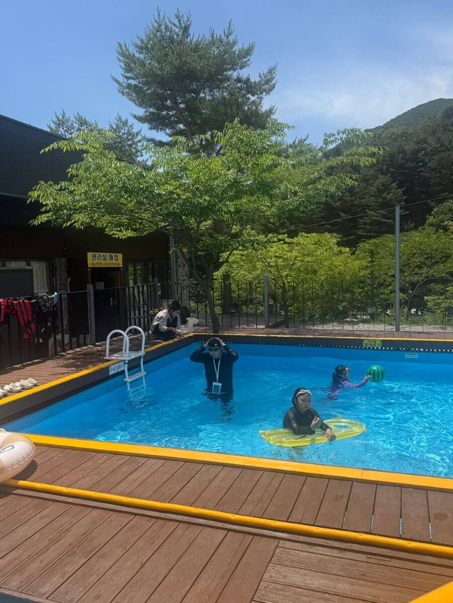 가평 블루문 캠핑장 입구 쪽 야외 수영장
