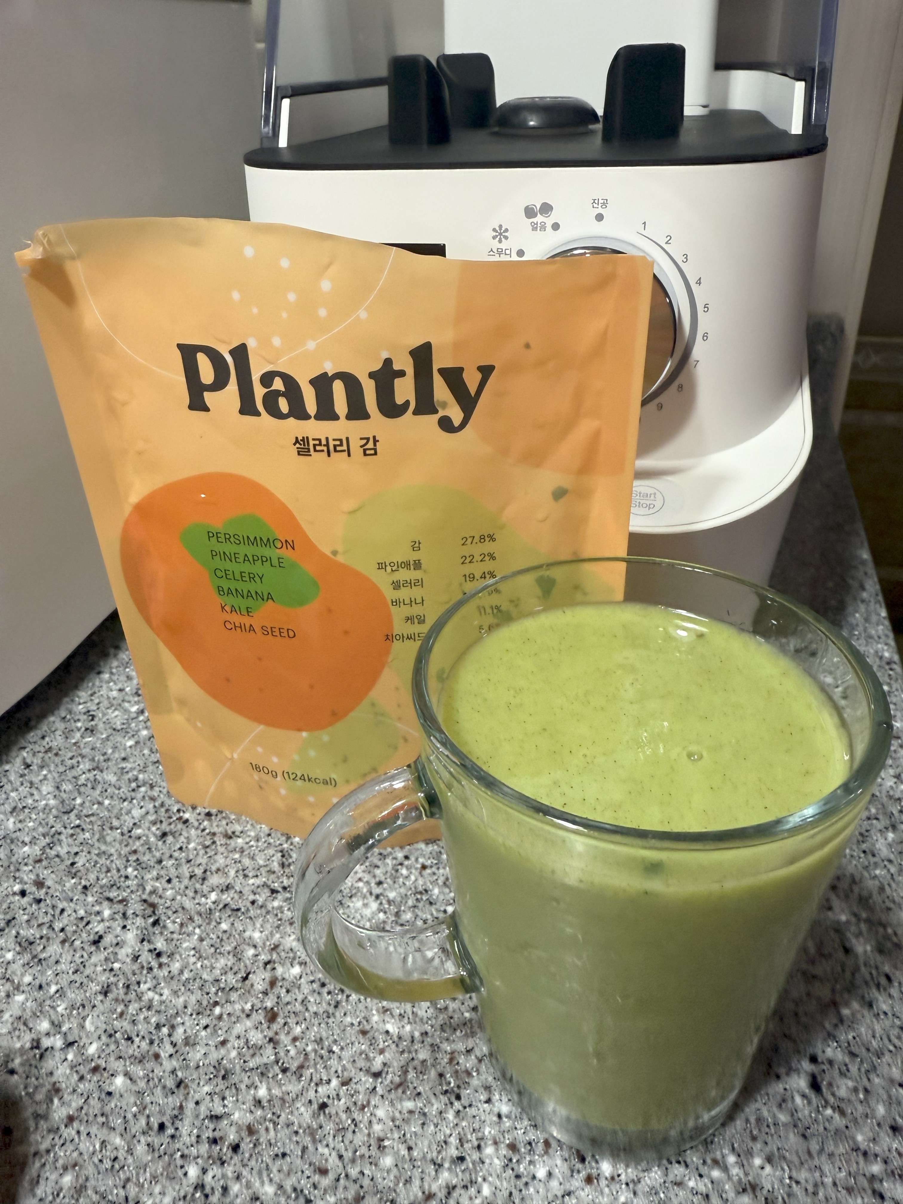 갈아낸 플랜틀리 샐러리감 주스 컵