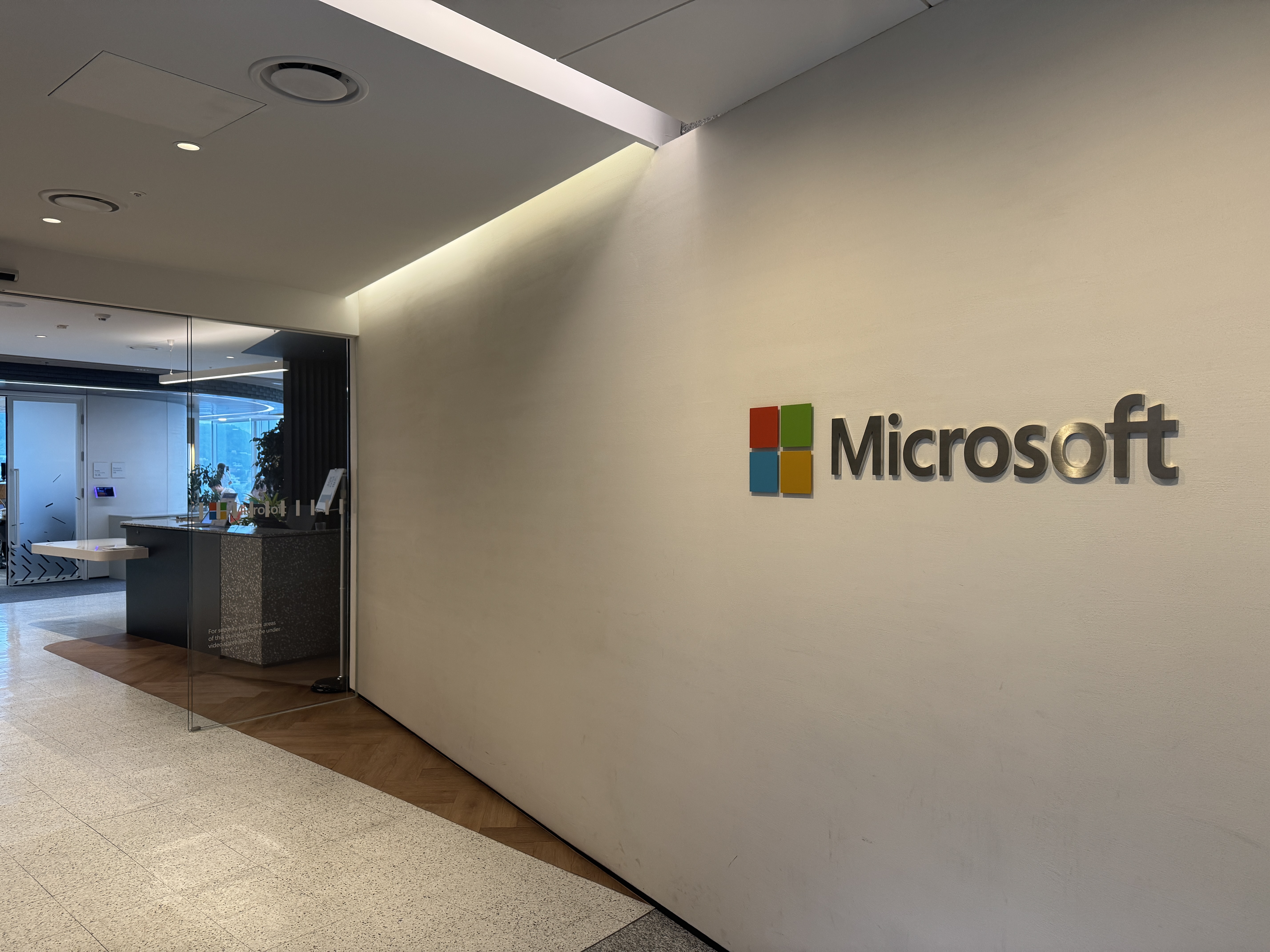 한국 마이크로소프트 본사 입구 전경 – Microsoft 로고와 리셉션