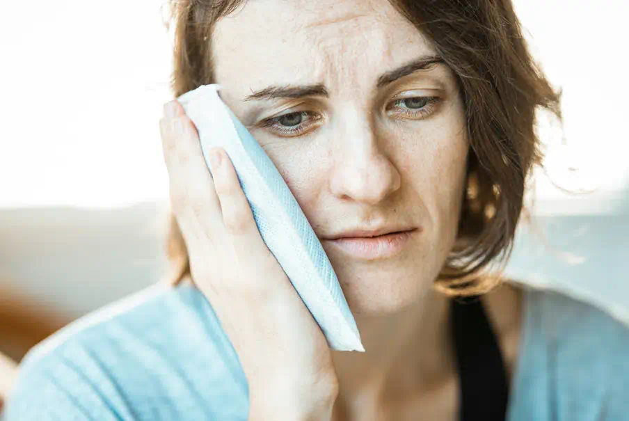 갱년기로 몸이 뜨거워져서 식히고있는 모습