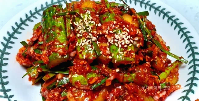 천연재료-양념으로-오이의-찬-성질을-보완해-장-건강에-유익한-오이김치