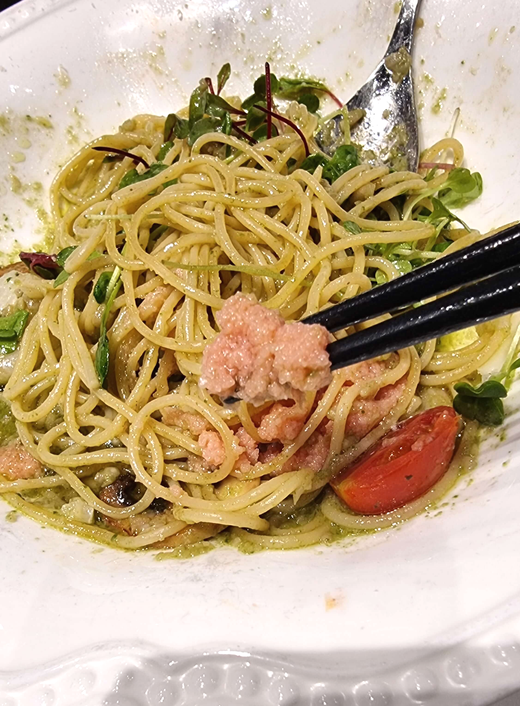 연남토마 명란 바질 파스타 명란을 젓가락으로 들어올림