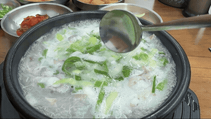 오리역 명가순대국 순댓국 뚝배기에서 국물과 고기&middot;부속물을 숟가락으로 휘저으며 보여주는 gif. 푸짐한 건더기 클로즈업