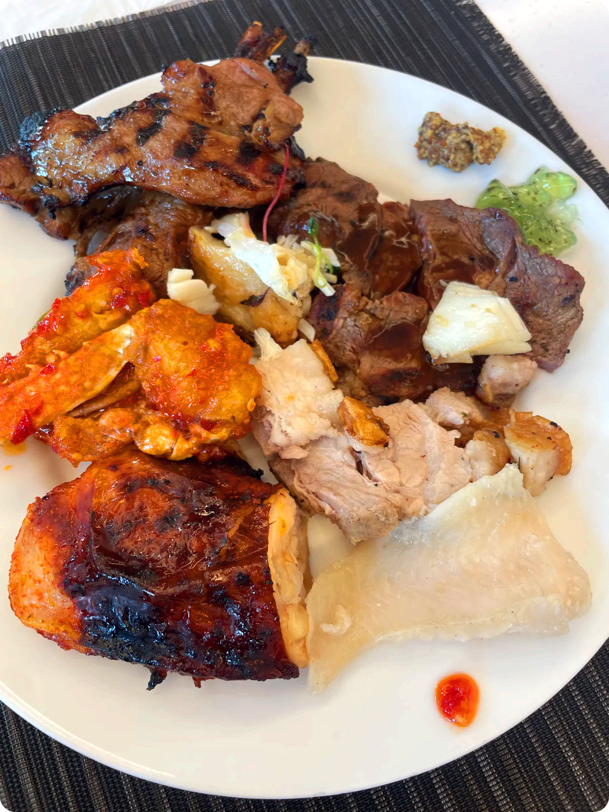 메리어트-수원키친-다양한-메뉴를-담은-접시