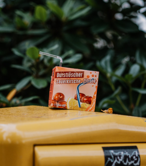 빨대 포장지, 왜 한쪽만 붙어 있을까?