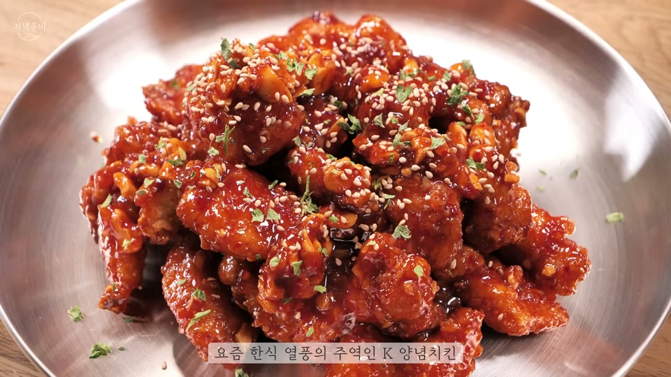 통깨를 뿌려 완성하는 장면