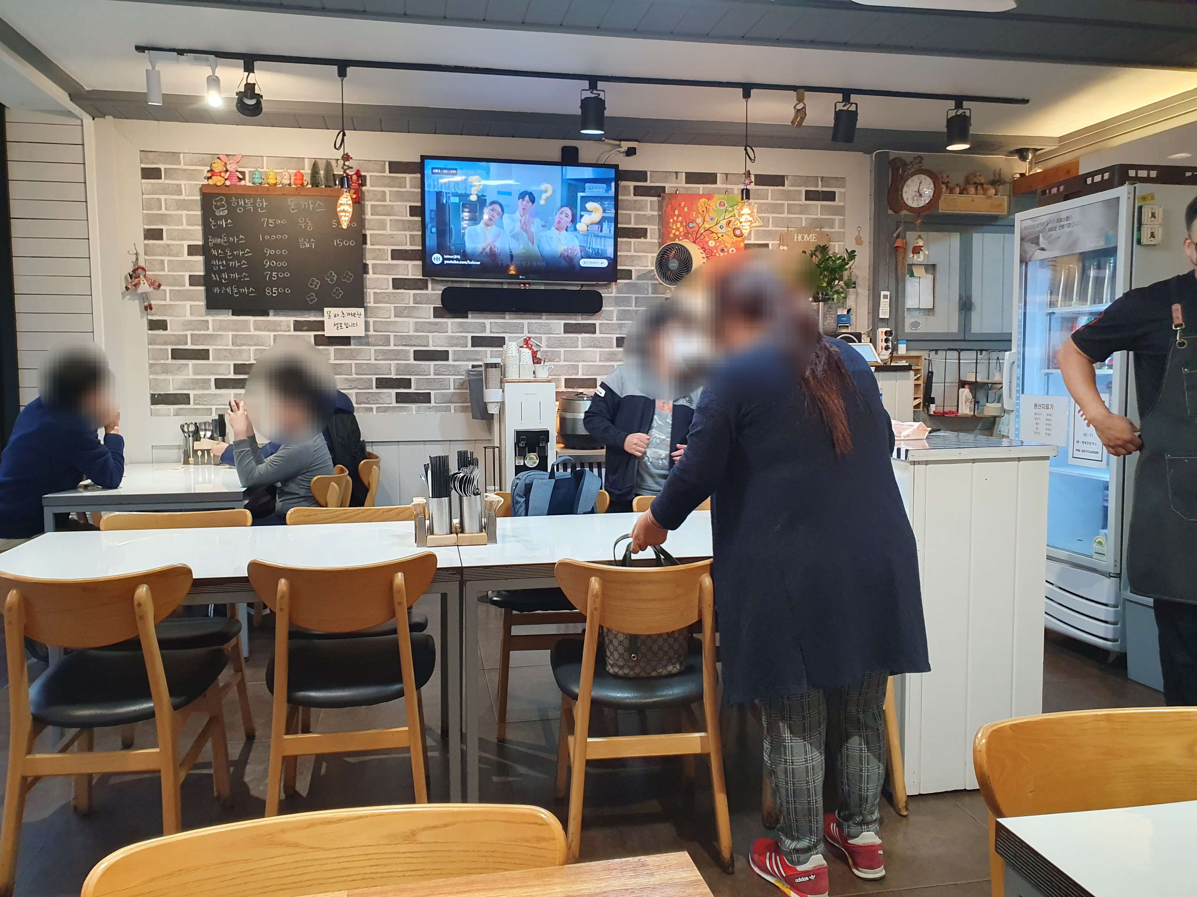 아주 깔끔한 행복한돈까스 내부