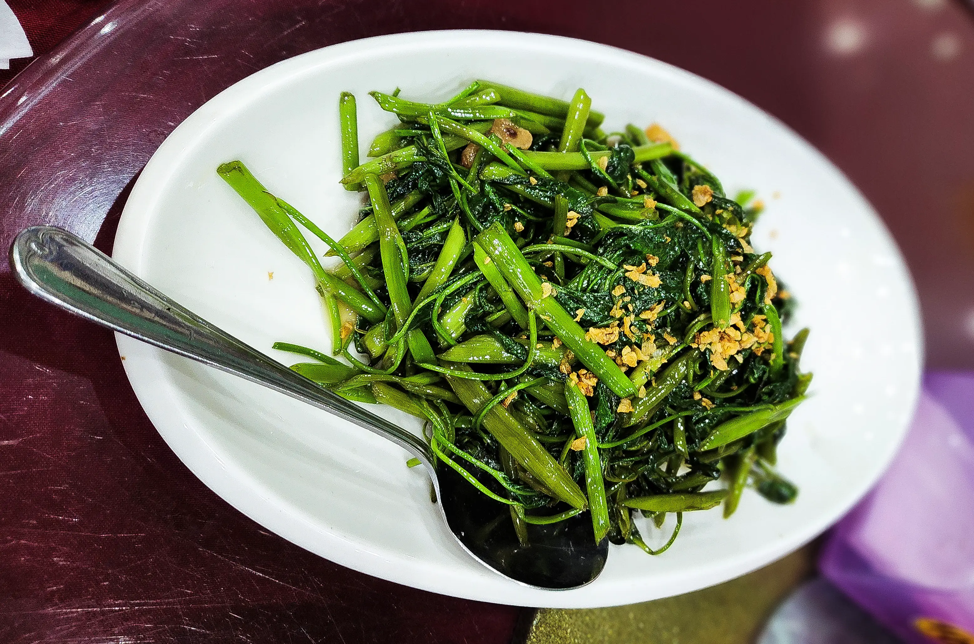 모닝글로리가-접시에-담겨있는-사진