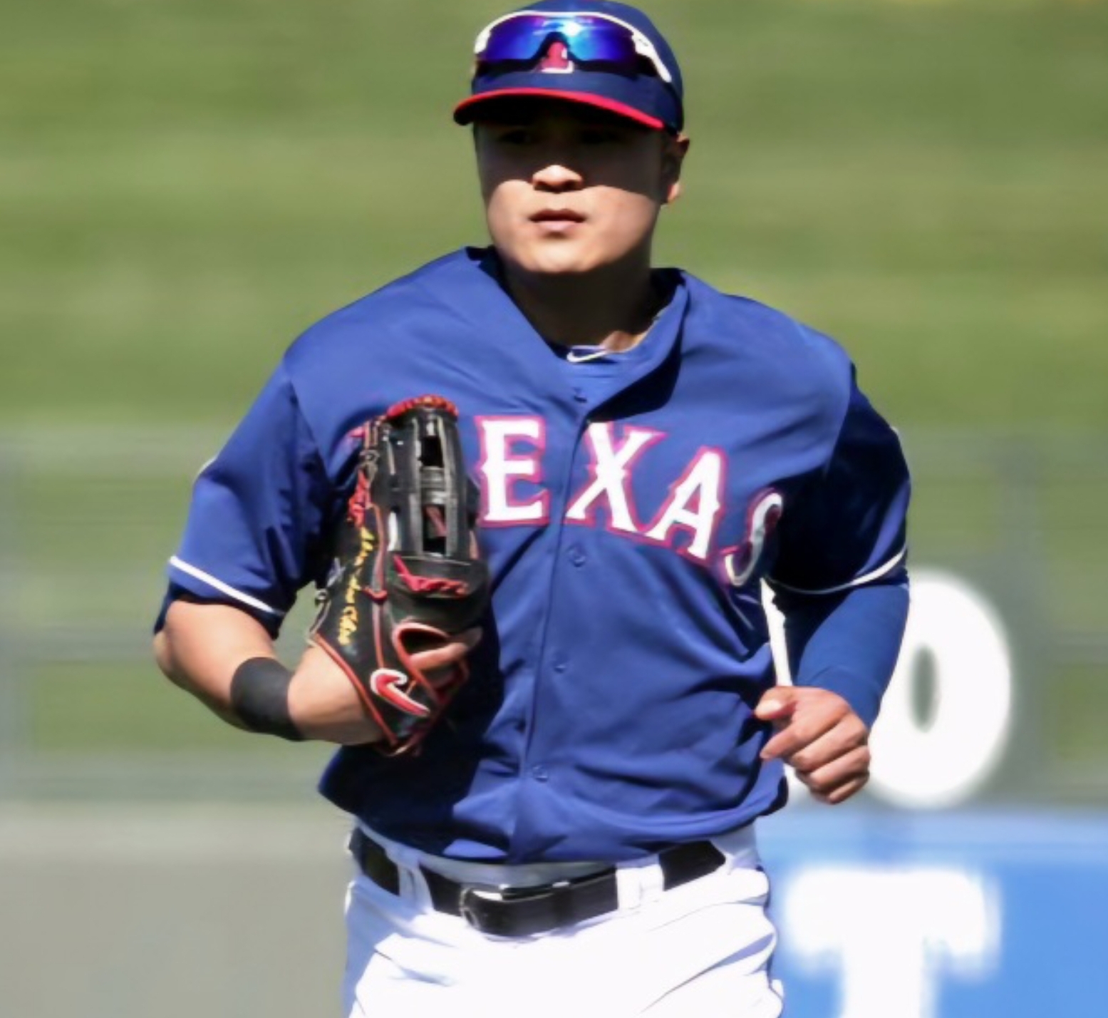 글러브를 끼고 있는 추신수 선수