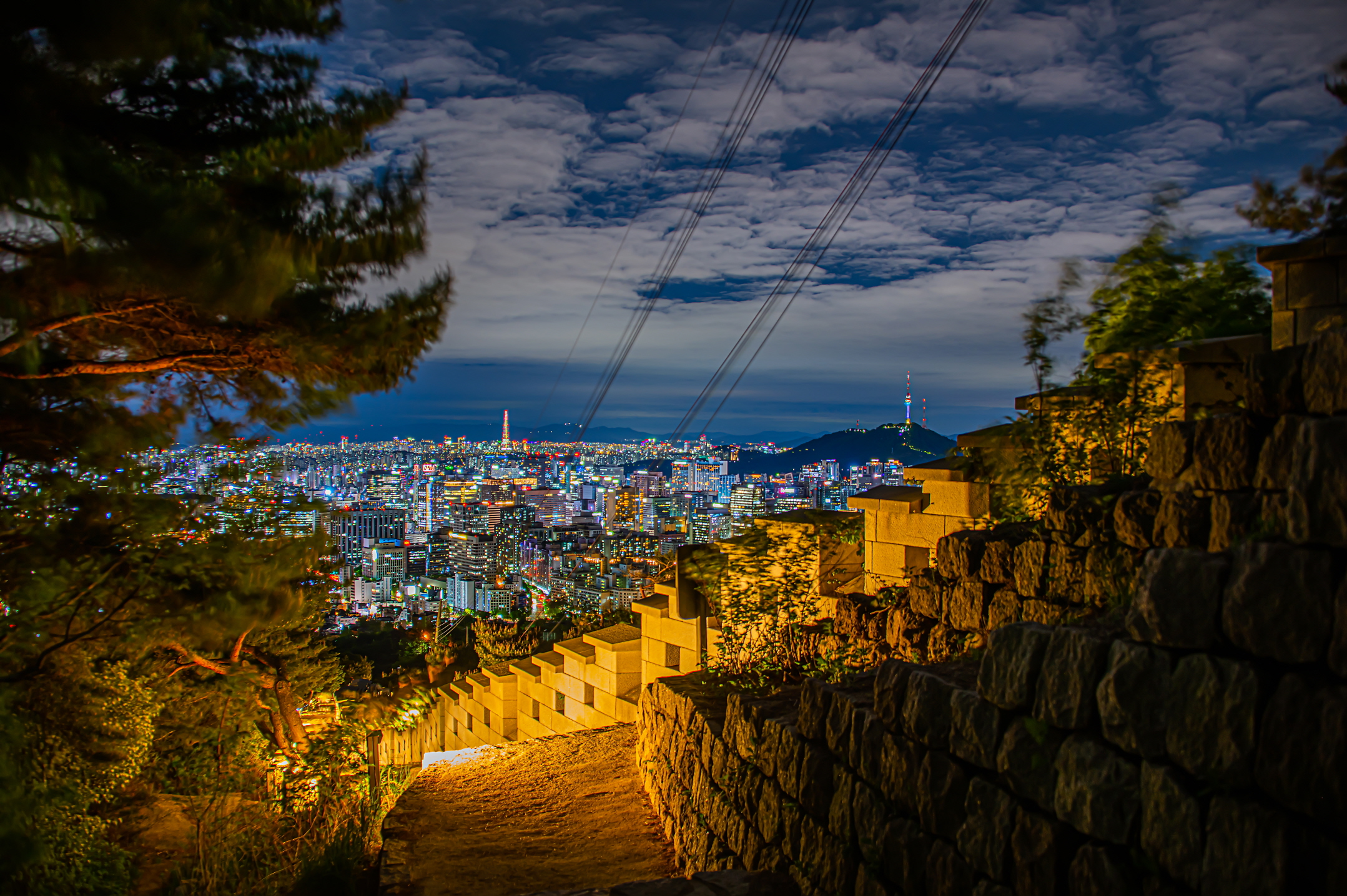 인왕산에서 바라보는 남산과 롯데월드