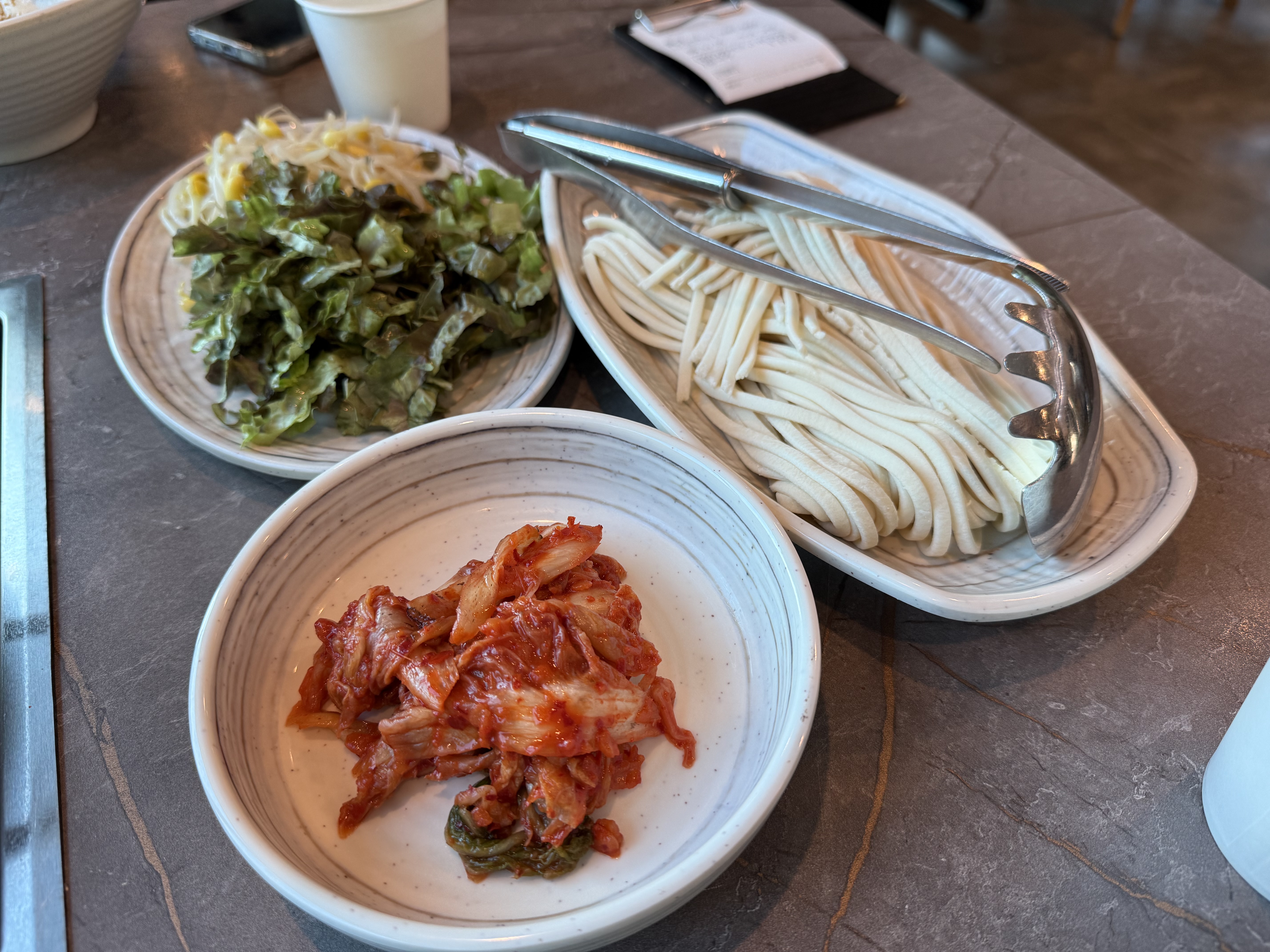 명동 더 식당 기본 반찬과 면