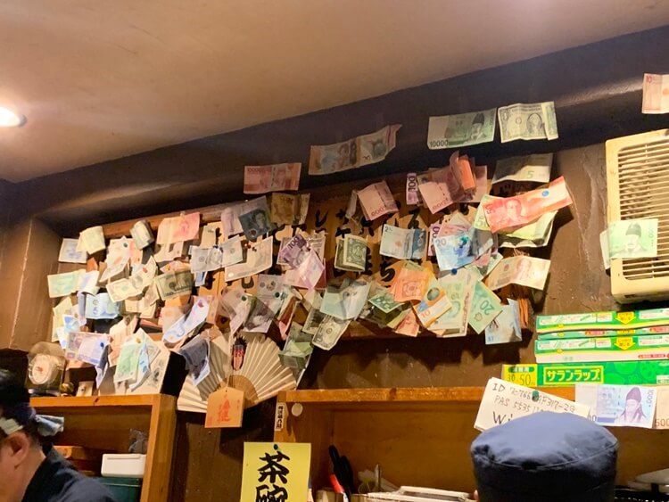 벽에 걸려있는 각종 화폐