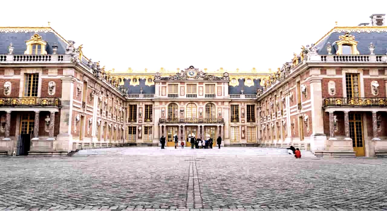 정교한 대리석 바닥 패턴과 화려한 외벽이 돋보이는 마블 코트이다. [ⓒpexels_joan costa]