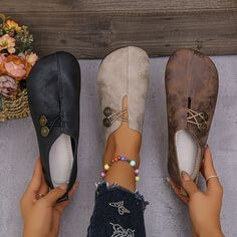 나의-발에-맞는-신발을-찾고자-여러-신발을-대보는-모습