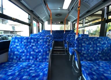 버스 내부의 파란색 시트 의자들이 있는 사진