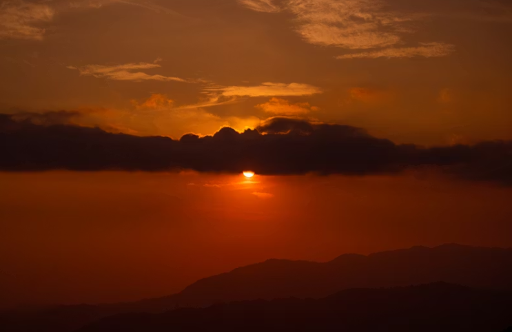 노을 속에 조용히 가라앉는 태양, 감정을 비워내는 듯한 고요한 풍경