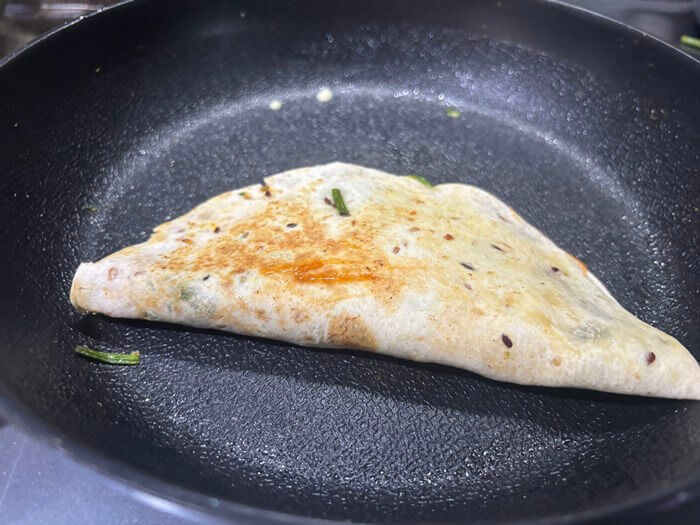 반으로 접은 또띠아