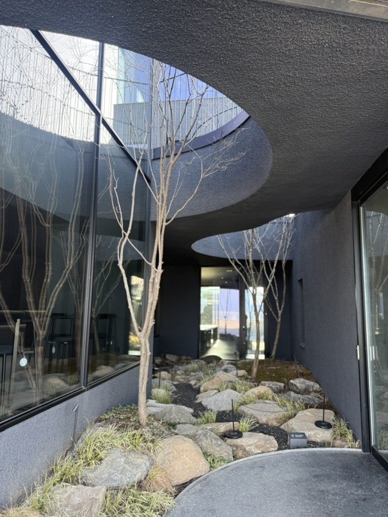 속초 셜터 1층 정원