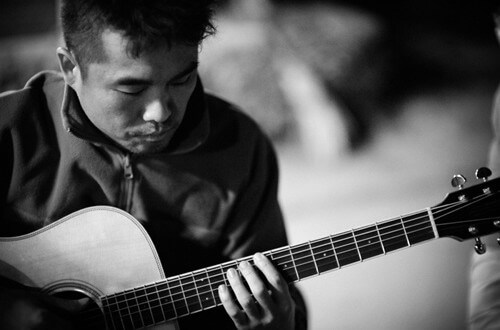 김건모-아름다운-이별-김건모가-기타-연주에-몰입하고-있는-흑백-사진