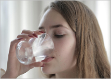 고로쇠 수액을 마시는 사람들 이미지