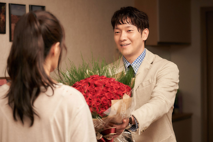 2025 영화 &amp;#39;바이러스&amp;#39; 리뷰 : 감염되면 사랑에 빠지는 독특한 로맨스